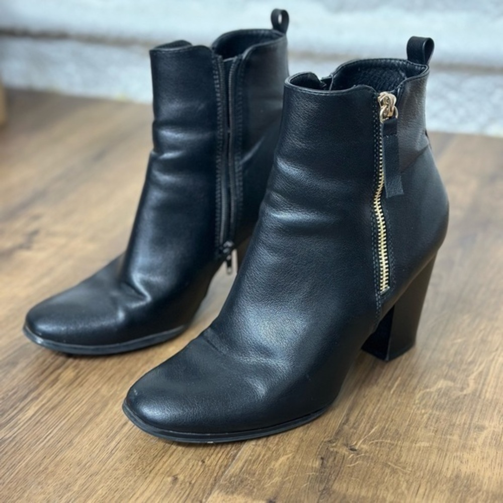 Jessica‎ Cline Black side zip booties size 8.5M